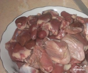Тушеные куриные сердечки и желудки - фото шаг 1