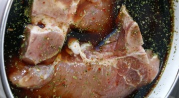 Свинина на косточке в духовке - фото шаг 1