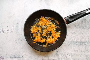 Рис с морковью и луком в духовке - фото шаг 2