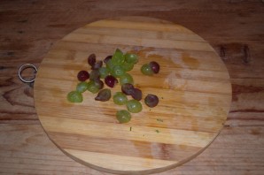 Салат с виноградом, сыром и чесноком - фото шаг 3