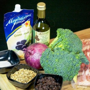 Салат из брокколи с изюмом и семечками - фото шаг 1