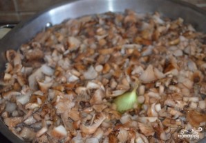 Солянка из квашеной капусты с грибами на зиму - фото шаг 1