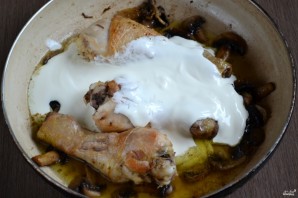Курица с грибами в сметанном соусе - фото шаг 5