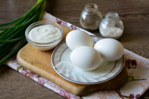 Луковый салат с яйцами - фото шаг 1