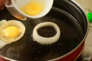 Яйца в луковых кольцах - фото шаг 5
