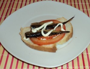 Горячие бутерброды со шпротами и сыром - фото шаг 4