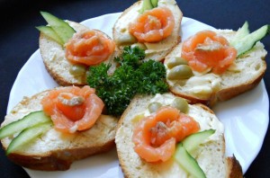 Маленькие бутерброды с семгой - фото шаг 5