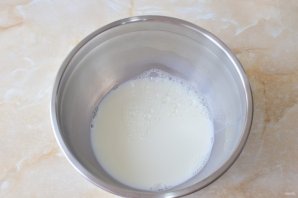 Блины на молоке дрожжевые - фото шаг 2