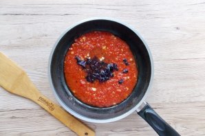 Паста с томатным соусом и базиликом - фото шаг 5