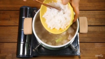 Суп с рисом и жареным яйцом - фото шаг 4