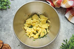 Холодный борщ с курицей и маринованной свеклой - фото шаг 10