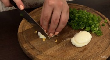 Закусочные оладушки с зеленым луком и яйцом - фото шаг 2
