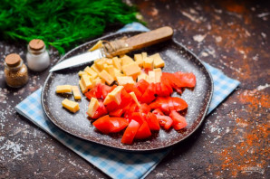 Салат из сыра, помидоров и крабовых палочек - фото шаг 3