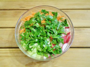 Салат из зелени и овощей - фото шаг 7