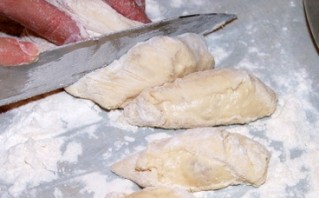 Пирожки с консервированной рыбой - фото шаг 10