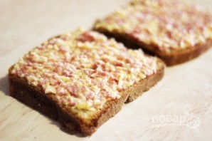 Рецепт горячих бутербродов с колбасой и сыром - фото шаг 3