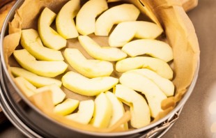 Шарлотка с яблоками и лимоном - фото шаг 3