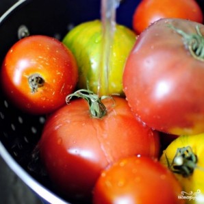 Особый салат из разноцветных помидоров - фото шаг 2