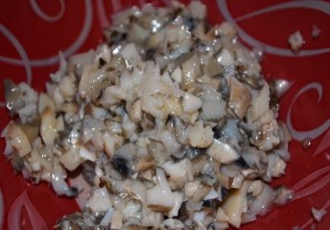 Салат с селедкой и грибами - фото шаг 4