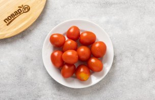 Огурцы и помидоры с базиликом на зиму - фото шаг 4