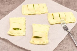 Слоеные пирожки с рикоттой и шпинатом - фото шаг 5