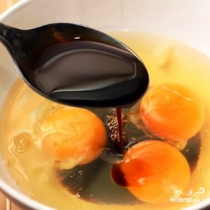 Японский омлет с соевым соусом - фото шаг 1