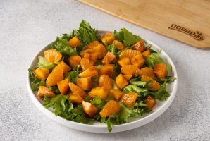 Оранжевый салат с мандаринами и хурмой - фото шаг 6