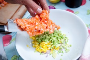 Тартар из лосося с авокадо - фото шаг 7