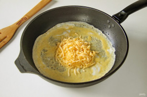 Яичные блины с сыром - фото шаг 4