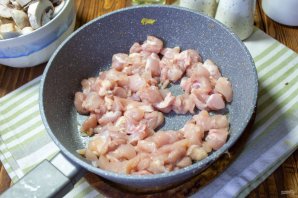 Жульен с курицей и грибами в формочках для кекса - фото шаг 2
