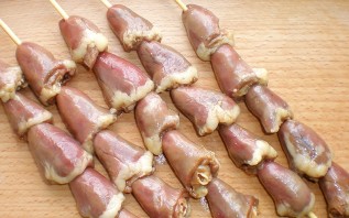 Шашлычки из куриных сердечек на шпажках в духовке - фото шаг 2