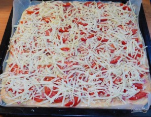 Домашняя пицца с колбасой и помидорами - фото шаг 5