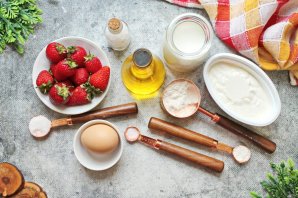 Бисквитный рулет с клубникой - фото шаг 1