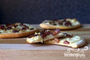 Пицца с беконом, луком и сметаной - фото шаг 4
