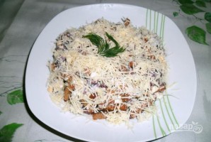 Сырный салат с сухариками - фото шаг 5