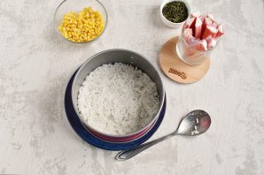Крабовый салат с рисом и кукурузой - фото шаг 3