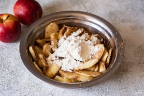 Слоеный пирог с яблоками из готового теста - фото шаг 6