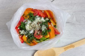 Малосольные овощи в пакете - фото шаг 7