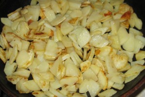 Жареные колбаски с картошкой - фото шаг 2