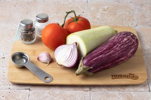 Кабачки с баклажанами и помидорами на сковороде - фото шаг 1