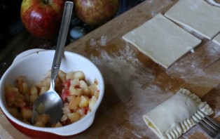 Пирожки из слоёного теста с яблоками - фото шаг 3