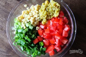 Острый салат из кукурузы - фото шаг 2