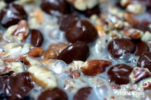 Пирожные с шоколадом, сгущенкой и орехами - фото шаг 3