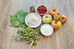 Моченые яблоки с брусникой - фото шаг 1