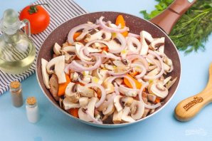 Тушеное мясо с грибами - фото шаг 5