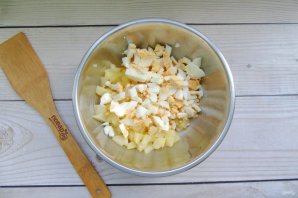Салат с ананасами, сыром и яйцами - фото шаг 4