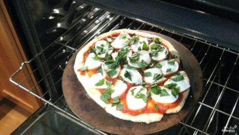 Пицца с базиликом и моцареллой  - фото шаг 2