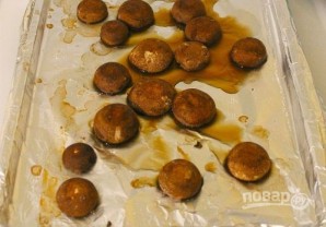 Фаршированные грибы с оливками и орехами  - фото шаг 5