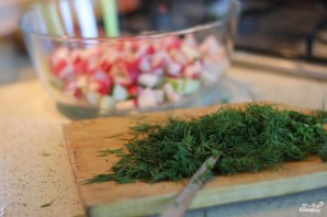 Сытный салат с редисом и ореховым соусом - фото шаг 2