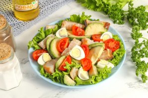 Салат с копчёной рыбой и авокадо - фото шаг 4
